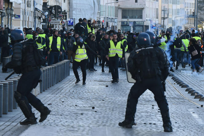Des heurts en marge de la manifestation de « gilets jaunes » à Marseille, le 8 décembre 2018.