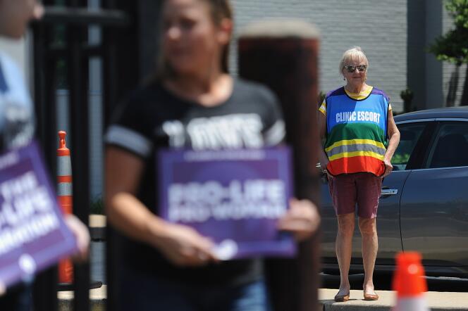 Une femme reste à disposition pour escorter jusqu’au Planning familial, lors d’une manifestation anti-avortement à Saint-Louis (Missouri), le 4 juin.