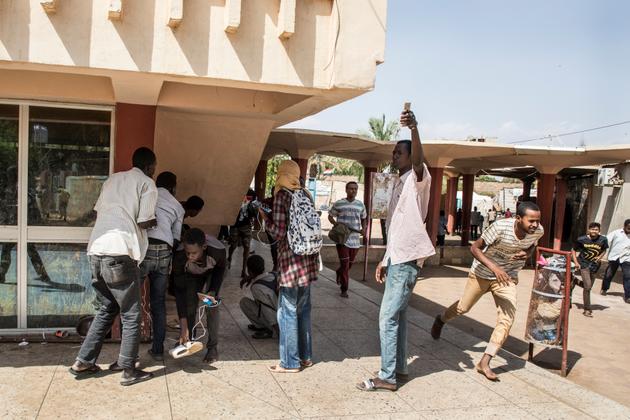 Après des tirs et des coups, des centaines de manifestants se sont repliés en panique à l’intérieur du sit-in et dans les locaux entourant la mosquée de l’université.