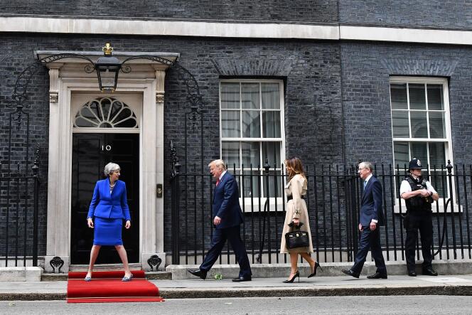 Le président américain, Donald Trump, arrivant à Downing Street, mardi à la mi-journée, pour rencontrer Theresa May.