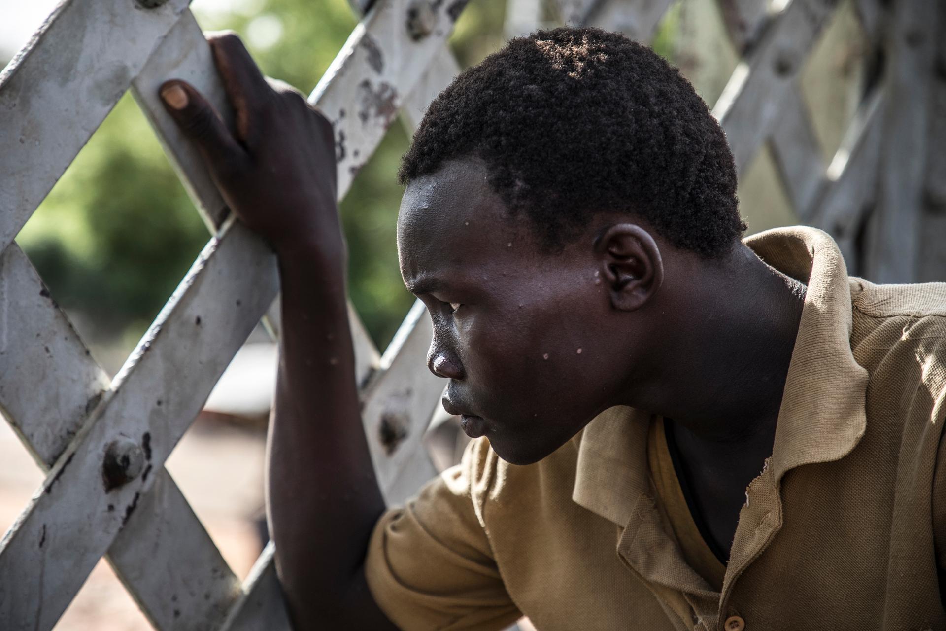 Entre deux mouvements de panique provoqués par des rafales d’armes automatiques, des centaines de manifestants sont retournés vers le pont qui surplombe la rue du Nil.