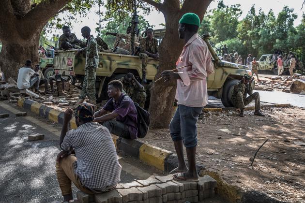 Des pick-up de différentes unités de l’armée, suite aux accrochages du 1er juin.
