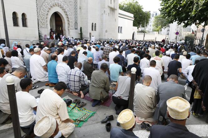 Prière devant la Grande Mosquée de Paris à l’occasion de l’Aïd el-Fitr.