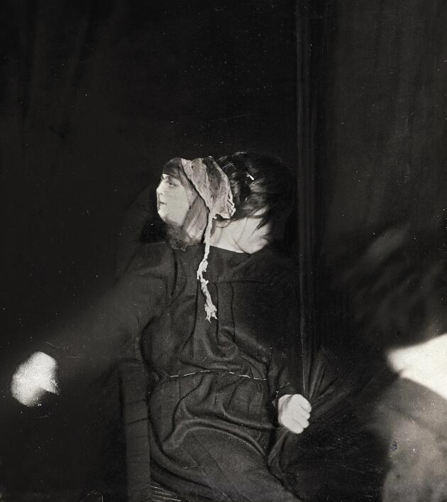 Anonyme, sans titre. Apparition d’un visage de femme sur la tête d’une médium (1911).