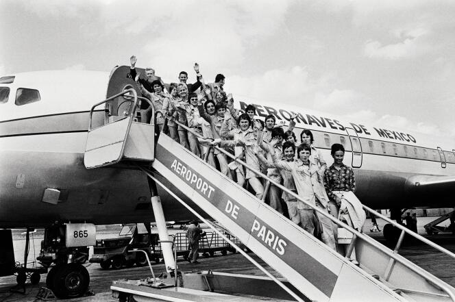 Au Bourget, le 7 août 1971, les joueuses de l’équipe de France embarquent pour une Coupe du monde « pirate », au Mexique.