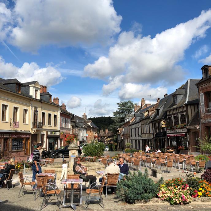 Au centre de Lyons-la-Forêt, la place du marché.