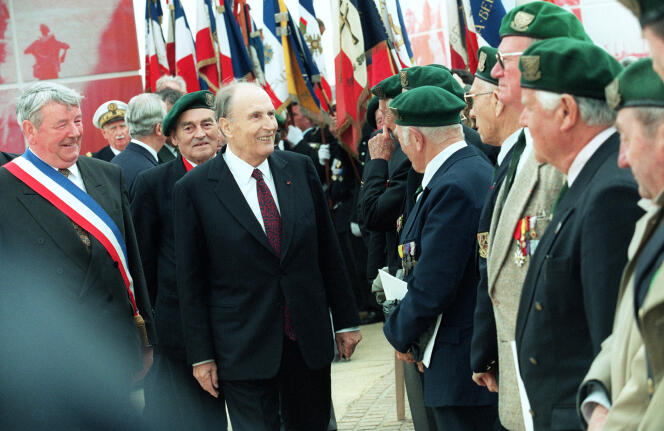 Le 6 juin 1994, à Ouistreham, François Mitterrand passe en revue les vétérans des 177 fusiliers marins des Forces français libres du commando Kieffer, seuls Français ayant débarqué en Normandie le 6 juin 1944.