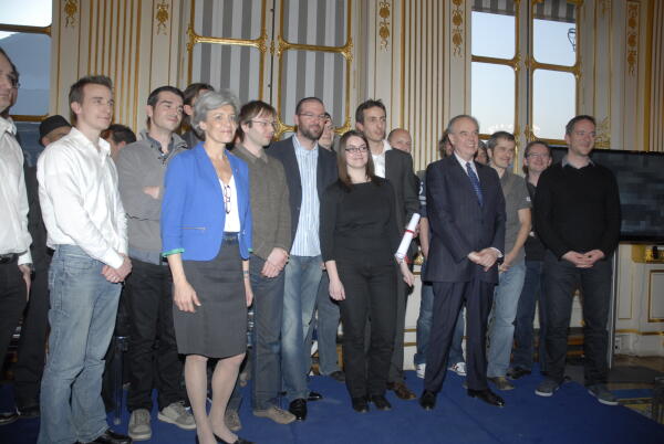Frédéric Mitterrand, Claudie Haigneré et les lauréats des prix du jeu vidéo 2012.