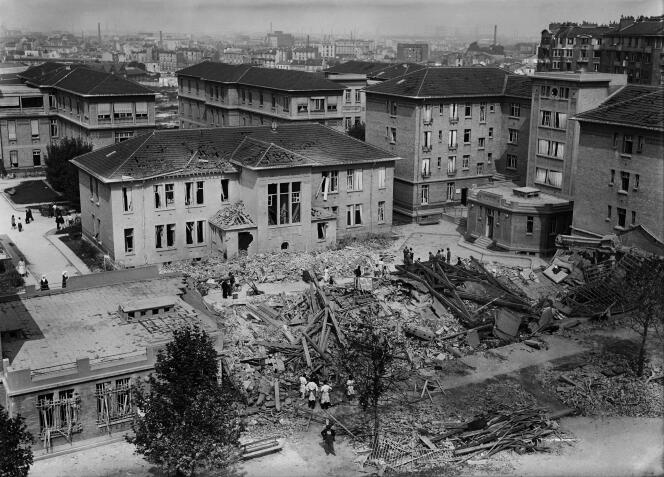 Les ruines de l’hôpital Bichat, détruit par un bombardement. Photo prise le 26 août 1944, au lendemain de la libération de Paris.