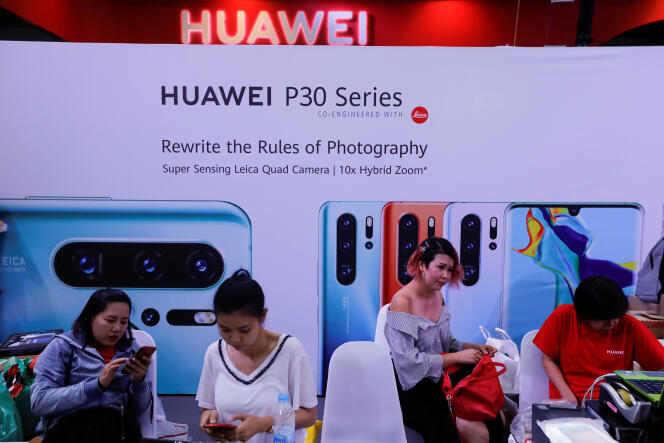 Sur le stand de Huawei à l’Expo mobile de Bangkok, le 31 mai.