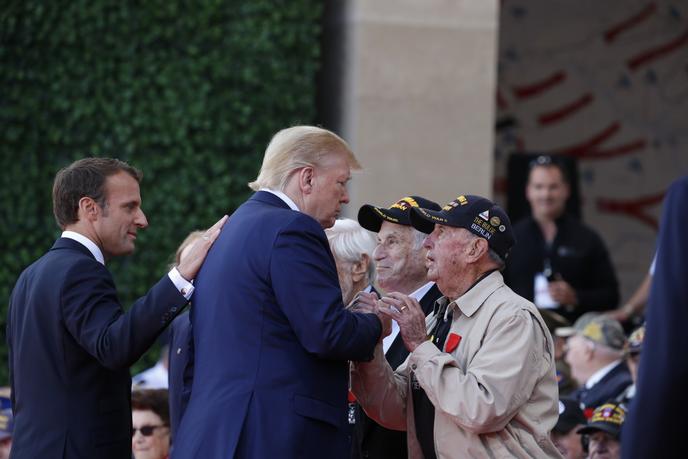 Donald Trump avec des véterans pendant la commémoration du débarquement allié du 6 juin 1944, en Normandie le 6 juin.