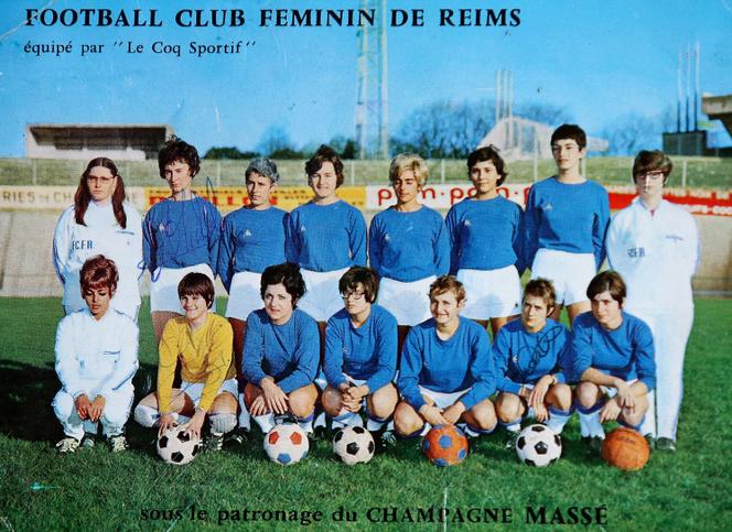 « Depuis sa création, le Football-Club féminin de Reims tire ses seules ressources financières, ou presque…, de la vente de cartes postales représentant l’équipe. »