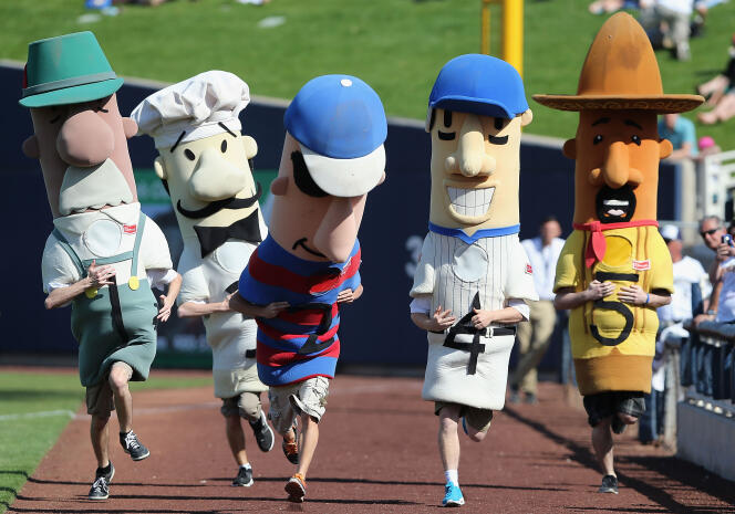 Les saucisses, mascottes de l’équipe de baseball des Brewers, à Milwaukee (Wisconsin), lors d’un match contre les Padres de San Diego, à Phoenix (Arizona), le 7 mars.