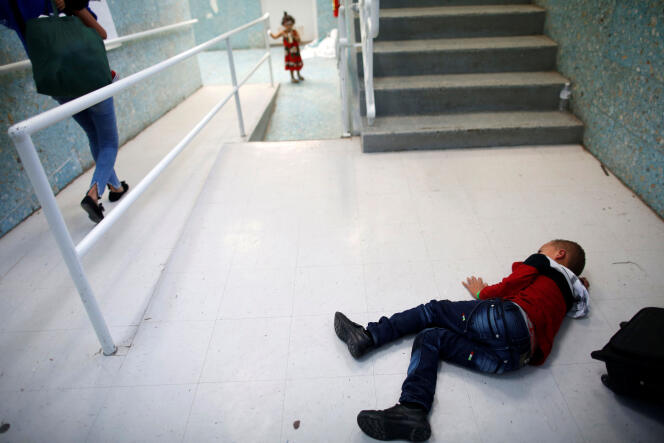 Un enfant sorti d’un centre d’accueil du CBP se repose à même le sol dans un centre tenu par l’Eglise catholique à Laredo, au Texas.