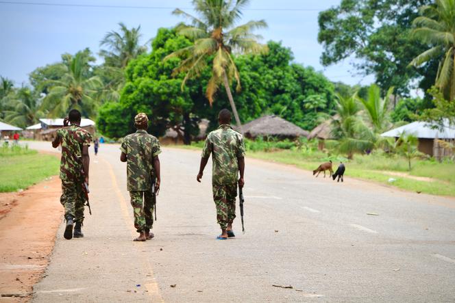 Des soldats de l’armée mozambicaine patrouillent dans les rues de Mocimboa da Praia, le 7 mars 2018, après une attaque perpétrée par des djihadistes présumés.