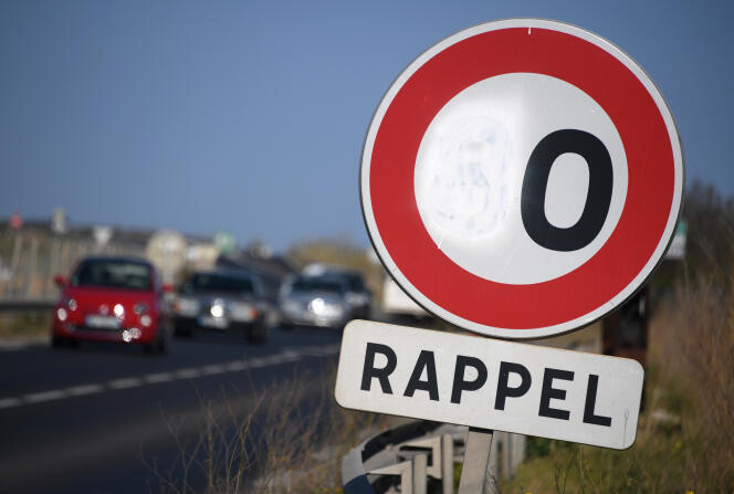 Un panneau de limitation à 80 km/h recouvert de peinture, près de Sète (Hérault), le 29 mars.
