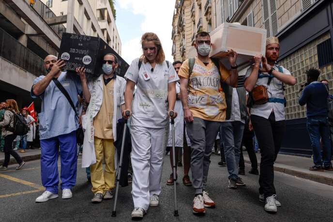 Des membres des services d’urgence des hôpitaux publics manifestent à Paris, le 6 juin, pour de meilleurs salaires et plus de personnel.