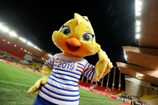 Ettie, mascotte de la Coupe du monde de football féminine. AS Monaco contre Bordeaux  au stade Louis II à Monaco, le 9 mars.