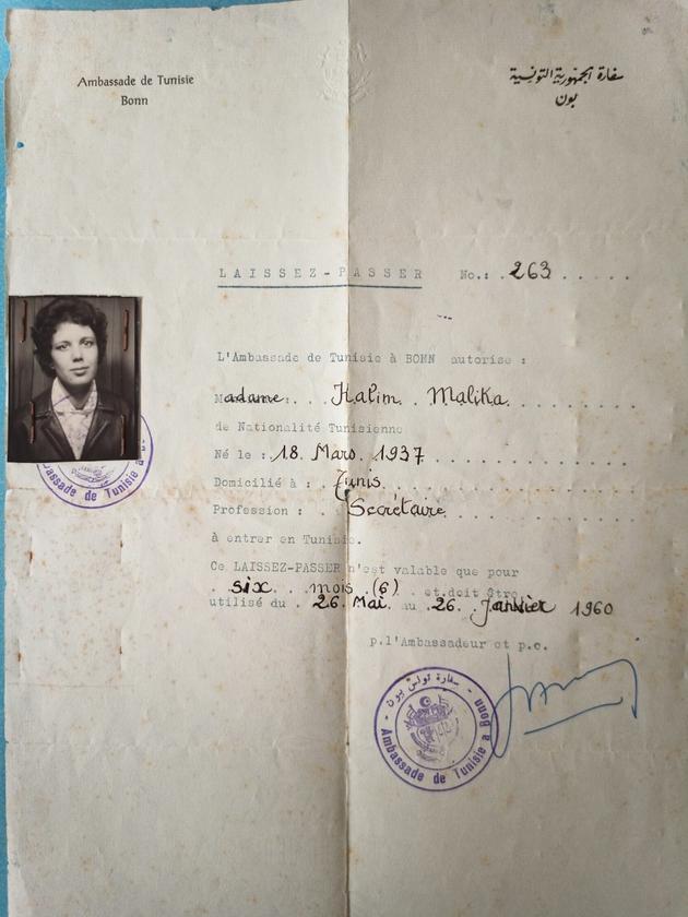 Carte de laissez-passer au nom de Malika Halim, délivrée par l’ambassade de Tunisie à Salima Sahraoui-Bouaziz, à Bonn, en République fédérale allemande.
