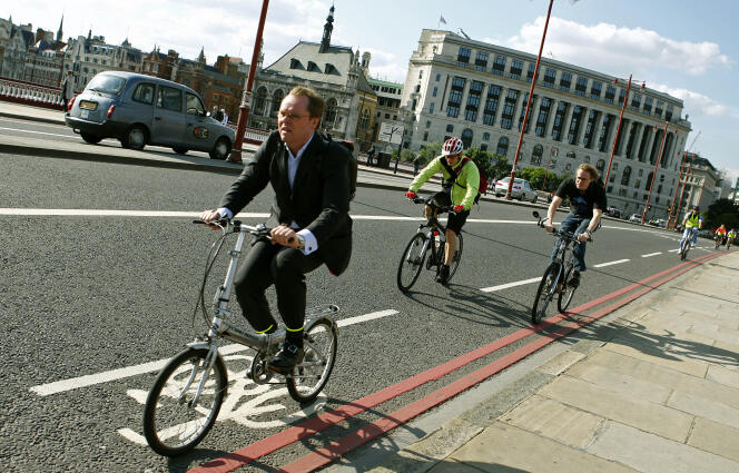 Des banlieusards roulant à vélo, le long de Blackfriars Bridge, à Londres.