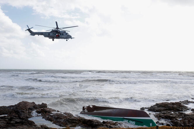 Un hélicoptère survole les lieux du naufrage, au large des Sables-d’Olonne (Vendée), le 7 juin.