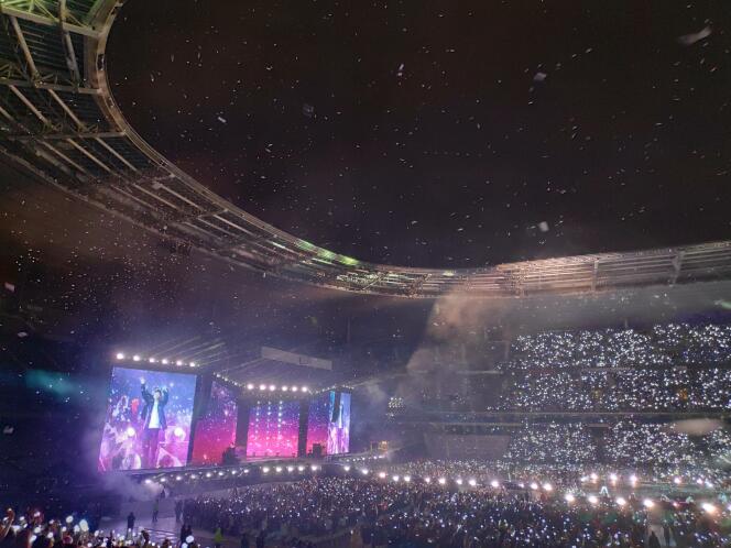 Le septuor de K-pop BTS à la fin de son concert au Stade de France, à Saint-Denis, le 7 juin 2019.