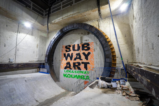 Les artistes Lek & Sowat ont peint sur le fronton du tracé à creuser un « Subway Art » dans les couleurs fluo de la signalétique de chantier.