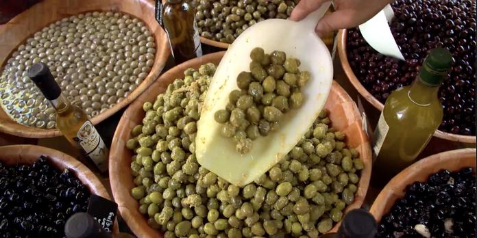 L Olive Un Ver Dans Le Fruit L Amuse Bouche Estival