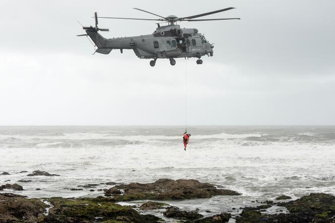 Vendredi, trois hélicoptères – de la gendarmerie, des pompiers et de la marine – survolaient la zone pour tenter de repérer les victimes.