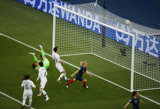 Eugenie Le Sommer ouvre le score lors du match d’ouverture de la Coupe du monde féminine contre la Corée du Sud, au Parc des Princes, le 7 juin.