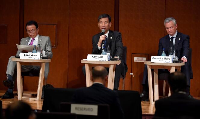 Le ministre des finances chinois, Liu Kun, entre ses homologues japonais, Taro Aso, et français, Bruno Le Maire, lors du G20 à  Fukuoka, le 8 juin.