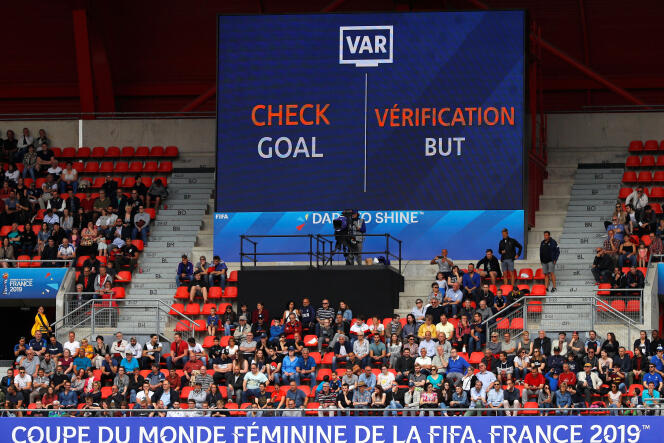 Annonce du recours à l’assistance vidéo (VAR) lors du match Australie-Italie, à Valenciennes (Nord) le 9 juin.