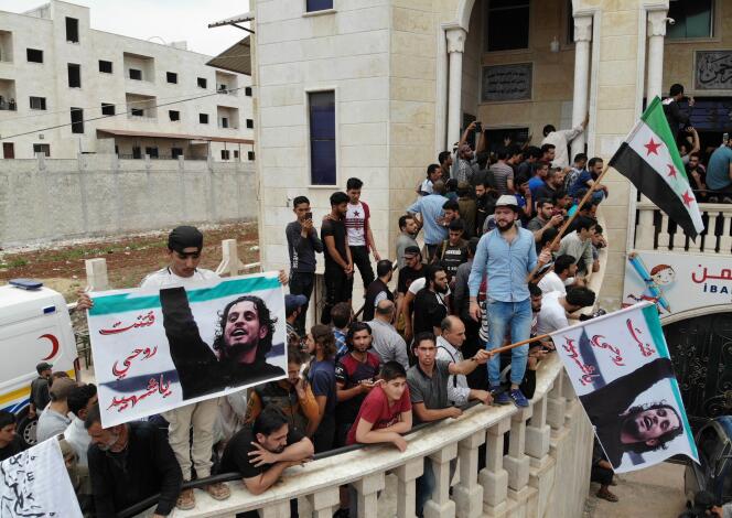 Drapeaux rebelles et portraits d’Abdel-Basset al-Sarout, lors des funérailles du combattant rebelle décédé à al-Dana, dans la région d’Idlib, en Syrie, le 9 juin.