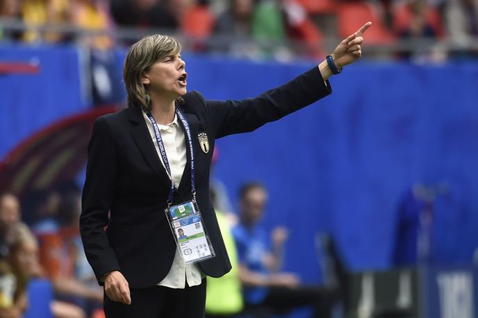 La entrenadora italiana, Milena Bertolini, durante el partido contra Australia, el 9 de junio de 2019 en Valenciennes.