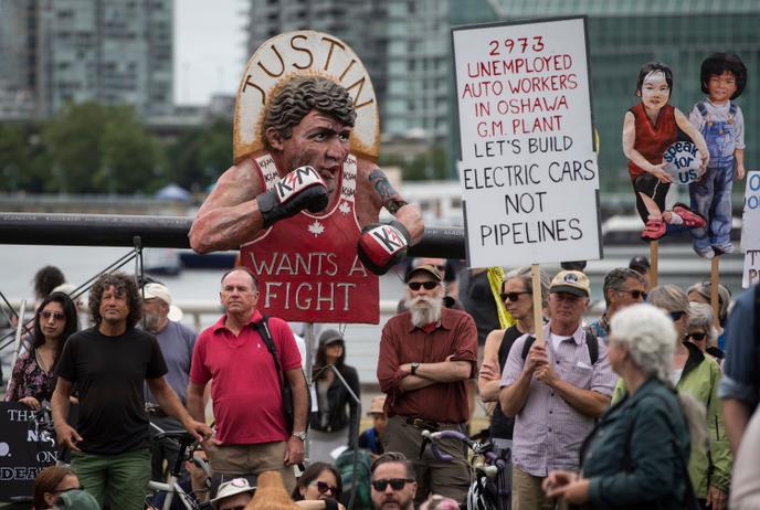 Des opposants à l’expansion de l’oléoduc Trans Mountain brandissent un mannequin à l’effigie du premier ministre Justin Trudeau, à Vancouver, le 9 juin.