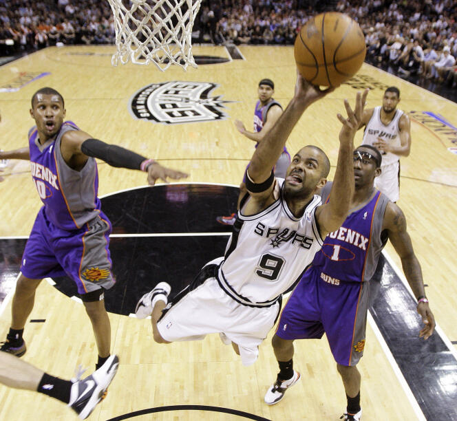 Tony Parker et les San Antonio Spurs, le 9 mai 2010, lors de la demi-finale de la Conférence de l’Ouest contre les Phoenix Suns.