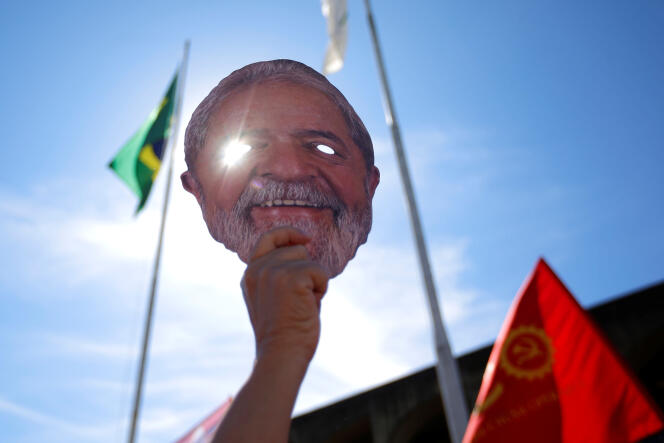 Un manifestant brandit un masque représentant Lula, le 10 juin à Brasilia.