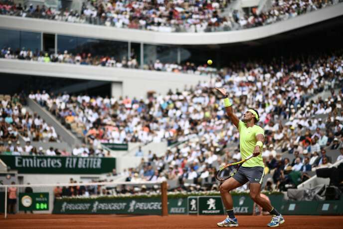Rafael Nadal sert contre Dominic Thiem lors de la finale de Roland-Garros, à Paris, le 9 juin.