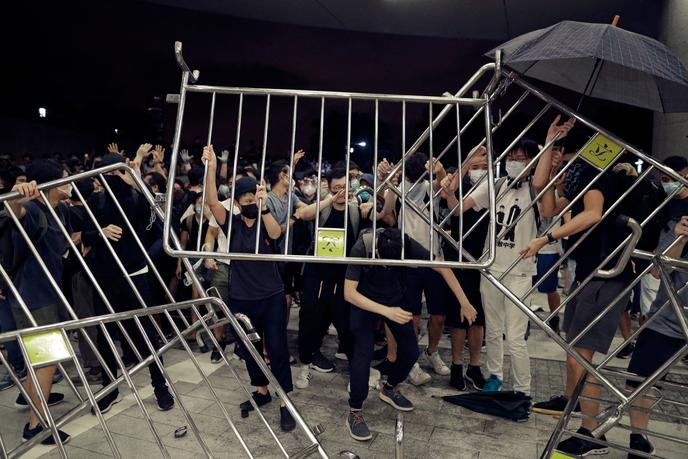 Les manifestants érigent des barricades symboliques contre le projet de loi d’extradition vers la Chine continentale, à Hongkong, le 9 juin.