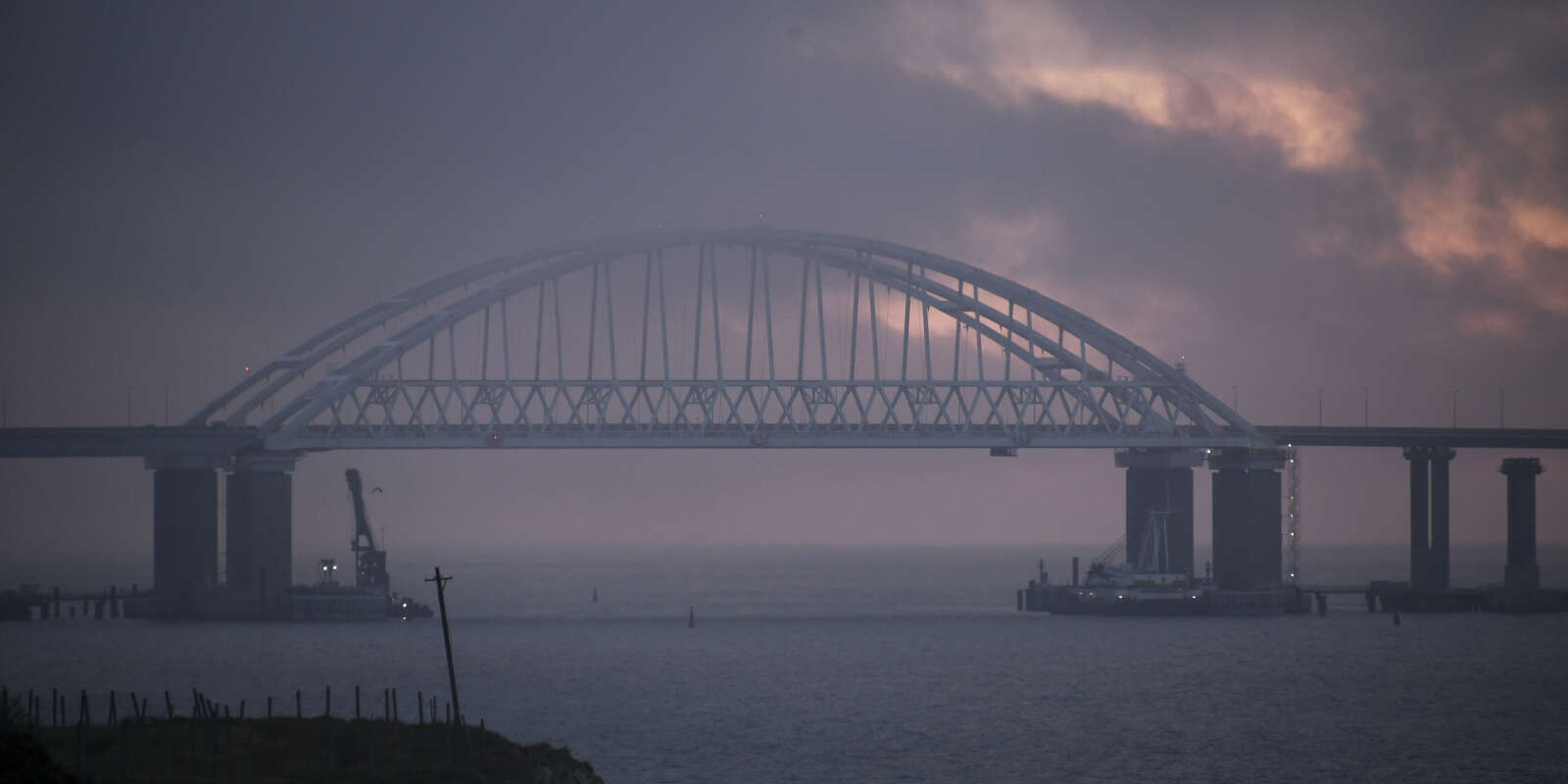 Le pont de Kertch, raccordant la péninsule de Crimée à la Russie continentale, le 10 juin 2019. Mercredi 17 août 2022, par la voix d’un conseiller de la présidence, Mykhaïlo Podoliak, Kiev a menacé de le « démanteler ».