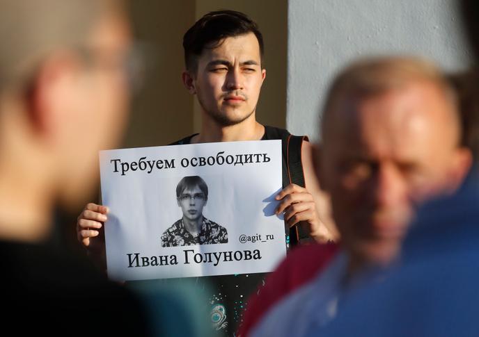 Un partisan d’Ivan Golunov, un journaliste qui a travaillé pour le site indépendant Meduza, tient une affiche intitulée « Nous demandons la libération d’Ivan Golunov », à Saint-Pétersbourg, Russie, le samedi 8 juin 2019.