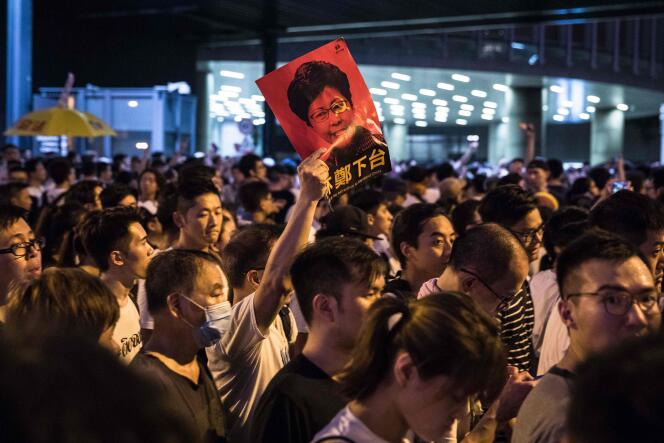 Un manifestant brandit une affiche dénonçant  la chef de l’exécutif hongkongais, Carrie Lam,  le 9 juin.