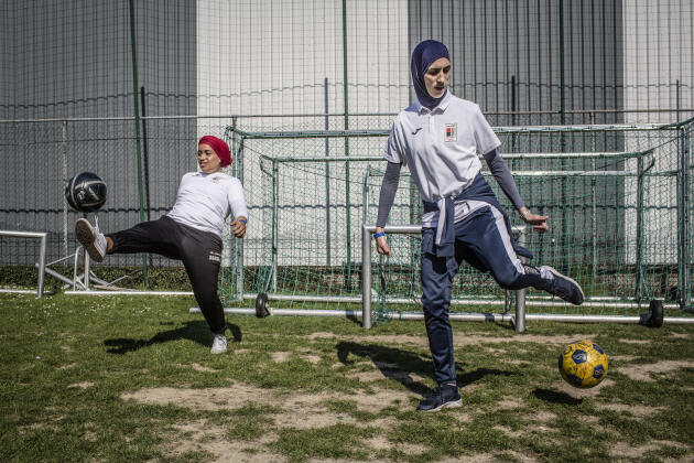 Asmae et Yousra, deux coachs du RWDM Girls, s’entraînent au free-style. Au Tournoi Girls Trophy 2, Yousra terminera les festivités  par une prestation free-style. Elle affiche beaucoup d’expérience et a déjà participé à un championnat du monde dans l’équipe marocaine.