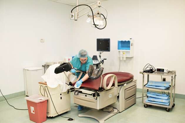 Préparation d’une salle d’opération de la Hope Clinic for Women, le 7 juin.
