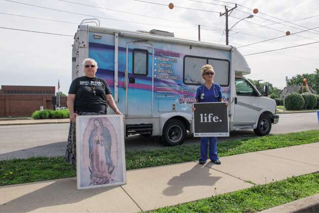 Deux militantes anti-IVG postées devant la Hope Clinic for Women.