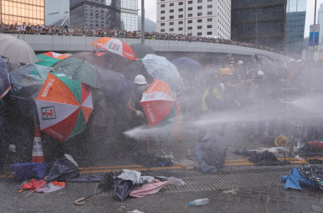 La police utilise des canons à eaux pour disperser les manifestants, mercredi 12 juin, à Hongkong.