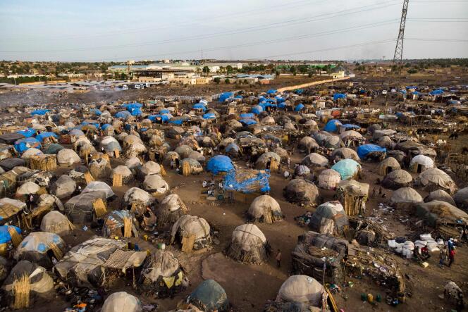 Vue aérienne d’un camp accueillant des Maliens fuyant les violences intercommunautaires qui ravagent le centre du pays, le 14 mai.