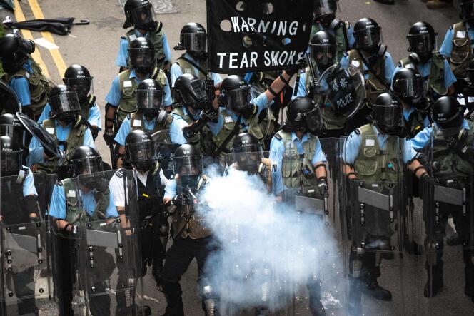 La police disperse des manifestants, mercredi 12 juin, à Hongkong.