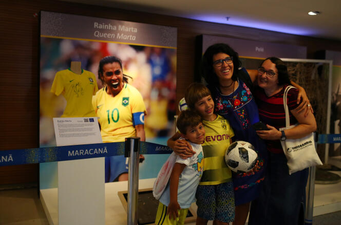 Une famille se fait prendre en photo devant l’espace dedié à Marta Vieira da Silva dans le « Hall of Fame » de Maracana à Rio de Janeiro, au Brésil, le 15 janvier.