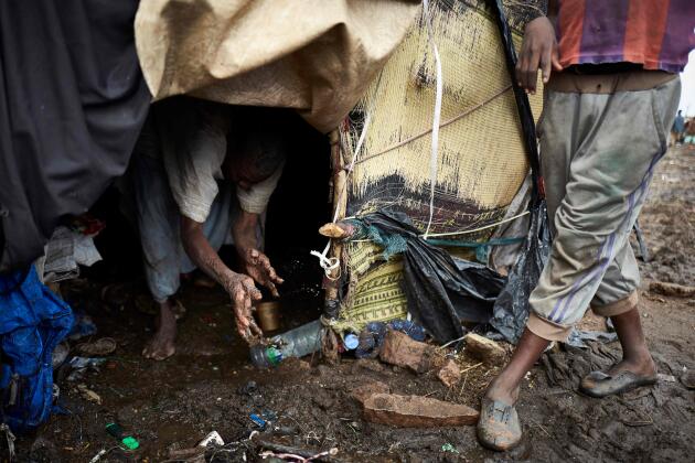 Un homme nettoie sa tente après une inondation dans le camp de déplacés de Faladié, où des centaines de Peuls se sont installés, le 18 mai.